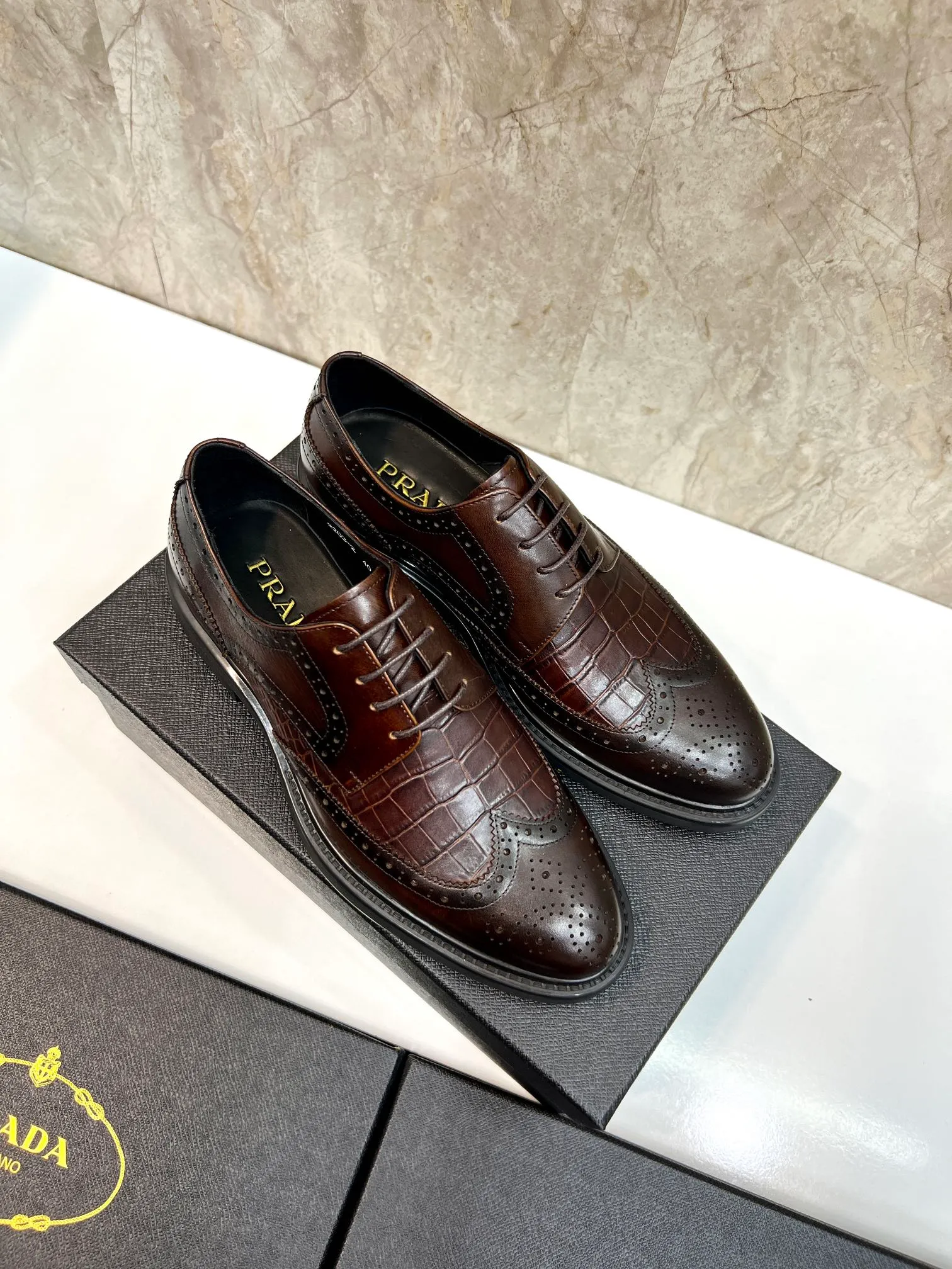 Original order quality: P580 Brand: PRADA (Prada) Standard code: Men's size 38/44 (45 can be customized) Grade: Same style as the official website High-quality men's shoes Material: Original cowhide Water-dyed cowhide lining Rubber outsole Style categories: Men's fashionable formal leather shoes Slip-on men's shoes series Young fashion European and American trends British style Top luxury Color: Actual picture